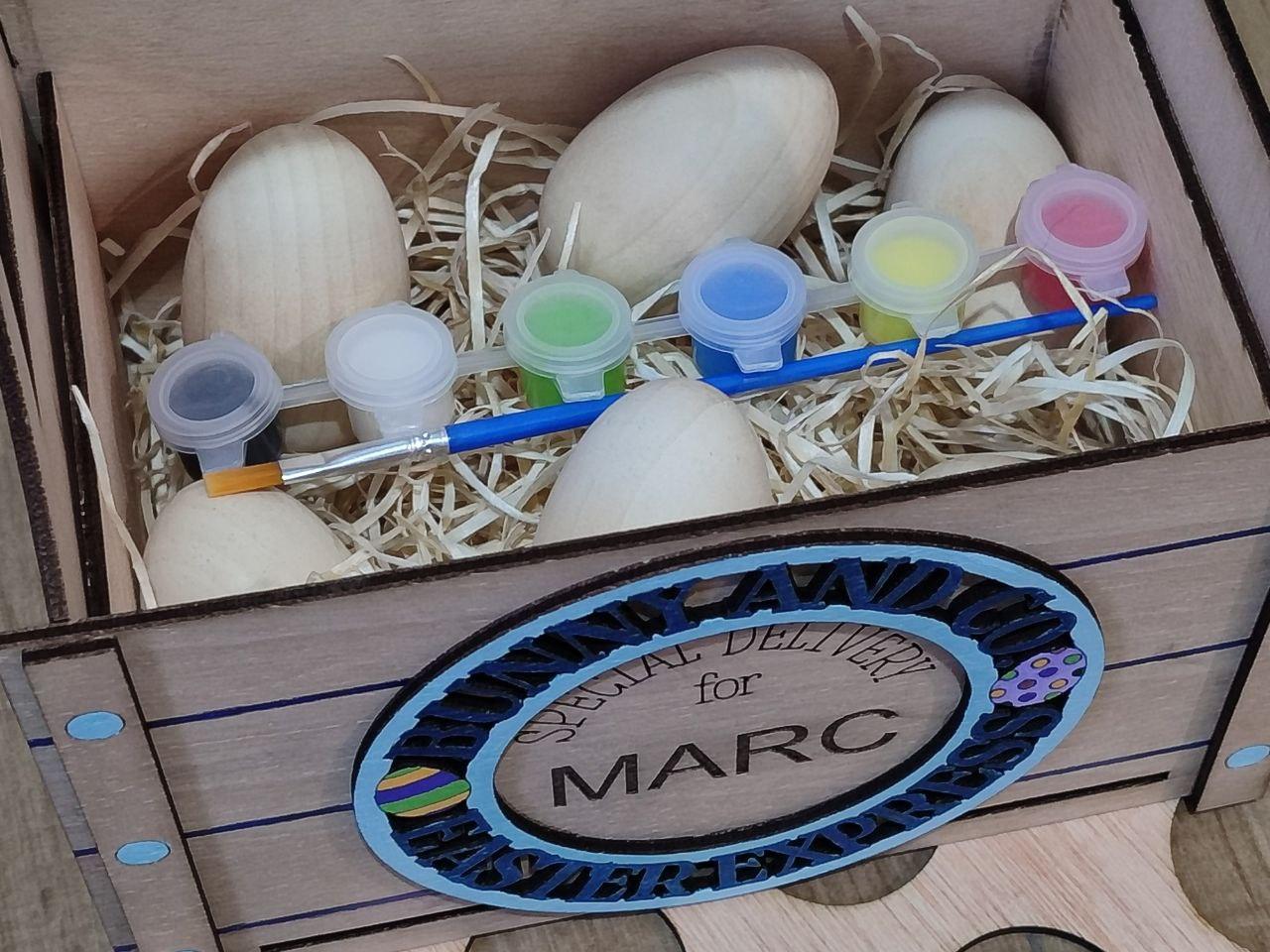 Cesta huevera personalizada con huevos para pintar