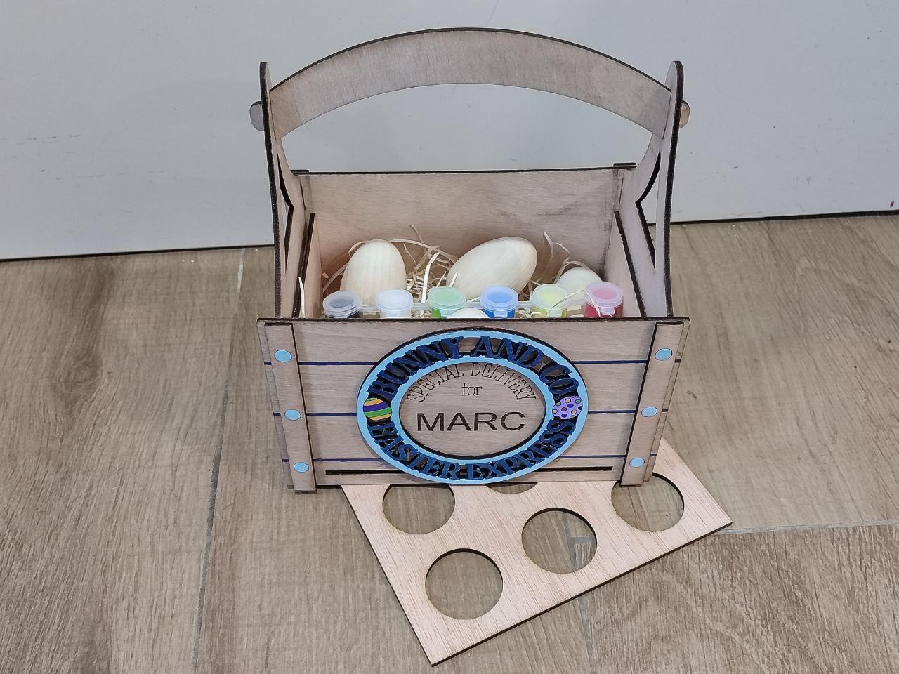 Cesta huevera personalizada con huevos para pintar