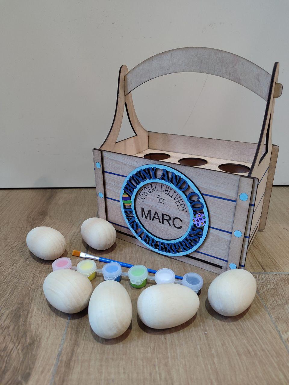 Cesta huevera personalizada con huevos para pintar