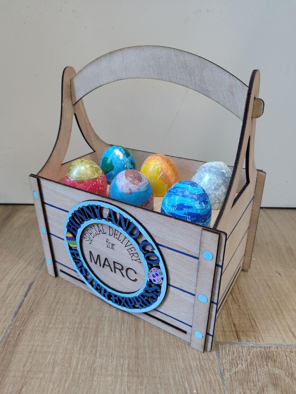 Cesta huevera personalizada con huevos para pintar